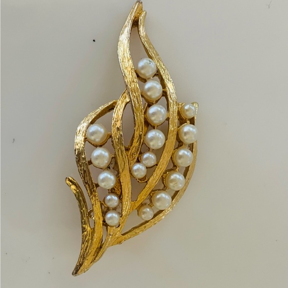 Ladies Brooch Gold with Pearl Stones - Picture 2 of 8
